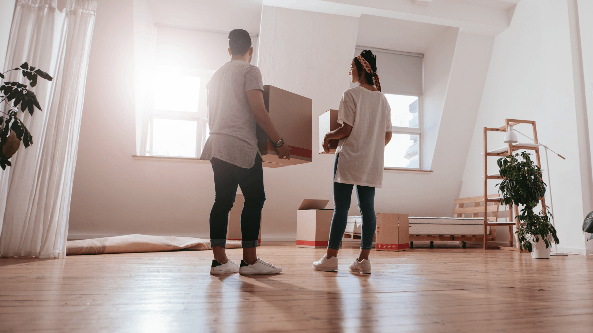 Déménagement d'un couple et cartons