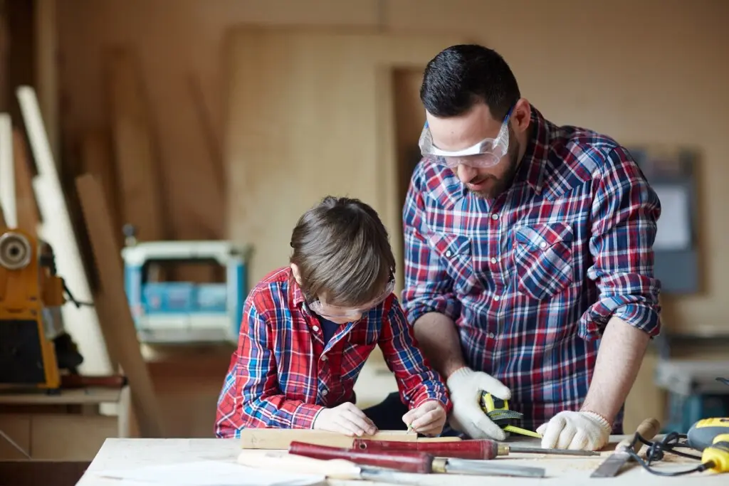 travaux-renovation-famille-pere-fils-louer-box-stockage
