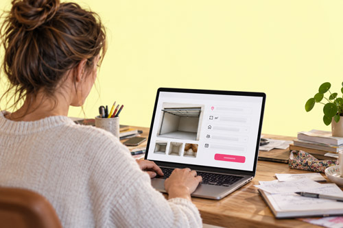 Femme face à son ordinateur qui met en ligne son espace de stockage sur le site de Jestocke